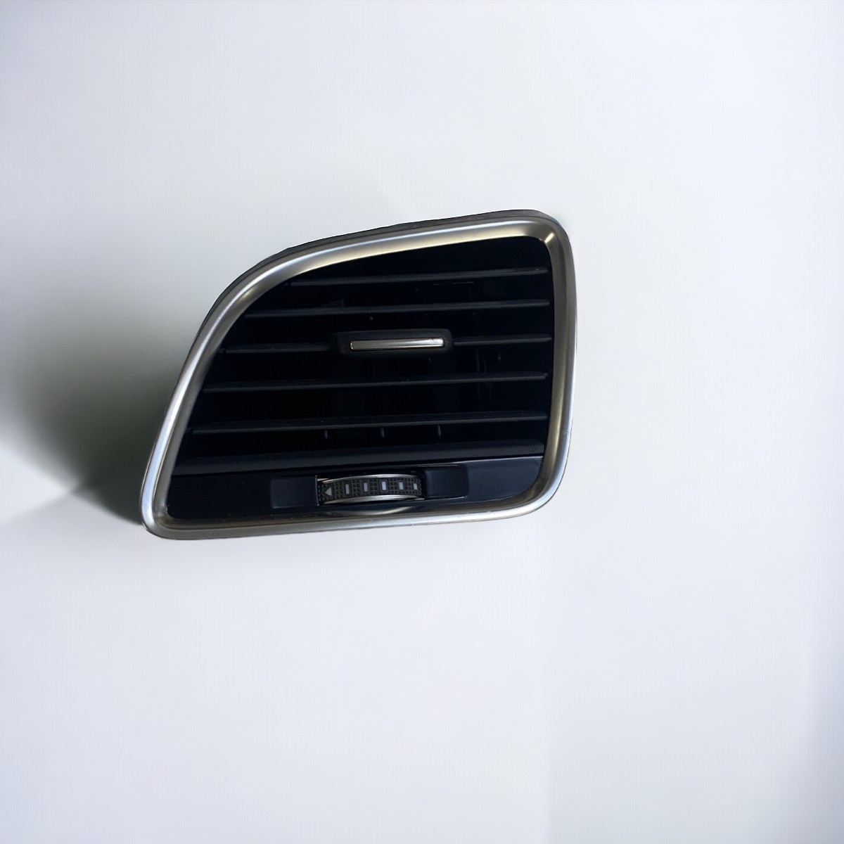 /assets/uploads/audi-q3-2012---2018-sol-gogus-havalanadirma-izgarasi-ufleme-665ec8b25a3b7.jpg